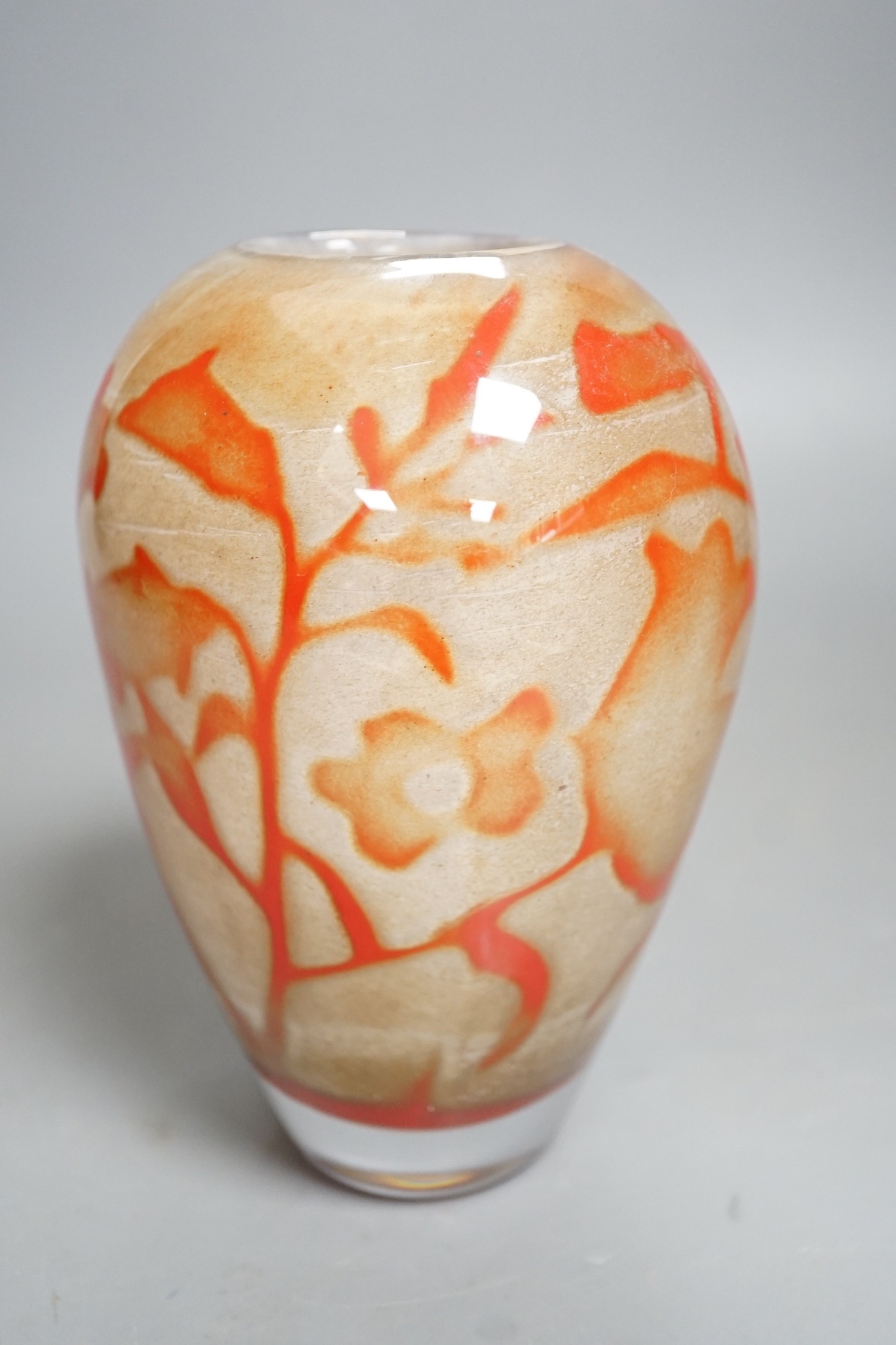A Kosta Boda Olle Brozén studio glass vase 16cm.